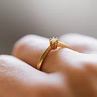 Bilde nummer 7 av Pan Jewelry, Isabella enstens ring i 585 gult gull 0,05 ct WSI