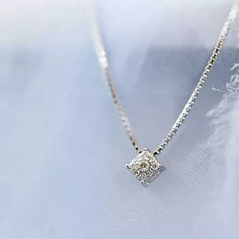 Bilde nummer 2 av Line, smykke i 375 hvitt gull med diamanter 0,12 ct
