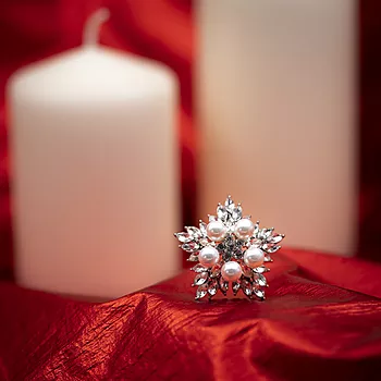 Bilde nummer 3 av Pan Jewelry, Brosje/julenål med snøfnugg og perler