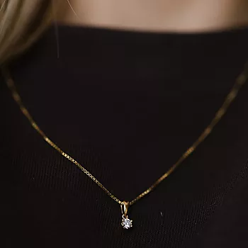 Bilde nummer 2 av Pan Jewelry, Ingrid anheng i 585 gult gull med diamant 0,15 ct