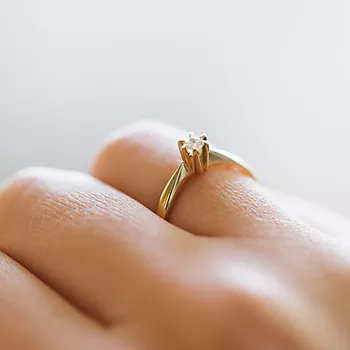 Bilde nummer 2 av Pan Jewelry, Isabella enstens ring i 585 gult gull 0,10 ct WSI