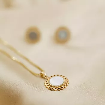 Bilde nummer 3 av Pan Jewelry, Anheng i 585 gult gull med perlemor og blomstdesign