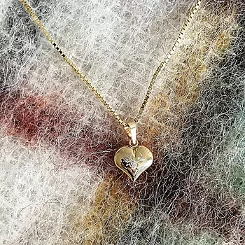 Bilde nummer 3 av Pan Jewelry, Anheng i 585 gult gull med hjerte og gravert dekor