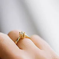 Bilde nummer 2 av Pan Jewelry, Isabella enstens ring i 585 gult gull 0,20 ct WSI