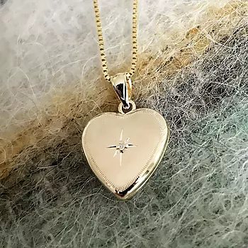 Bilde nummer 2 av Pan Jewelry, Medaljong i 585 gult gull med hjerte og diamant 0,01 ct