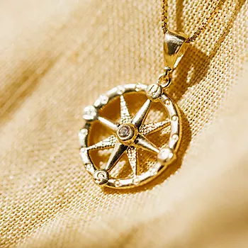 Bilde nummer 2 av Pan Jewelry, Anheng i 585 gult gull med zirkonia og kompass
