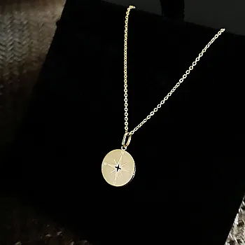 Bilde nummer 3 av Pan Jewelry, Anheng i 585 gult gull med kompass