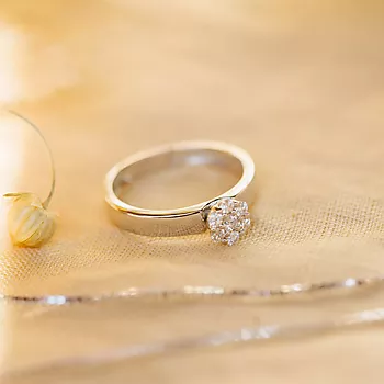 Bilde nummer 2 av Blossom, Ring i 585 hvitt gull med rosett og diamanter 0,24 ct