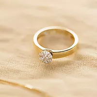 Bilde nummer 2 av Blossom, Ring i 585 gult gull med rosett og diamanter 0,24 ct