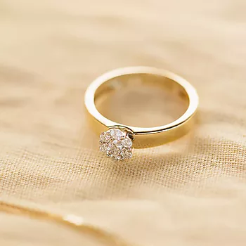 Bilde nummer 2 av Blossom, Ring i 585 gult gull med rosett og diamanter 0,24 ct