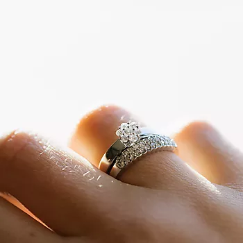 Bilde nummer 4 av Blossom, Ring i 585 hvitt gull med rosett og diamanter 0,24 ct