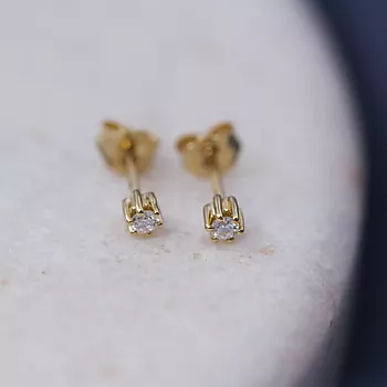 Bilde nummer 3 av Pan Jewelry, Ingrid enstens øredobber i 585 gult gull med diamanter 0,10 ct WSI