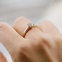 Bilde nummer 3 av Olivia, Ring i 585 gult gull med diamant 0,70 ct TWSI2