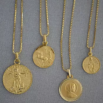 Bilde nummer 3 av Pan Jewelry, Anheng i 585 gult gull med Maria symbol