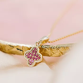 Bilde nummer 2 av Pan Jewelry, Kløver smykke i forgylt 925 sølv med rosa zirkonia