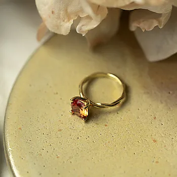 Bilde nummer 4 av Pan Jewelry Drops, Ring i 585 gult gull med syntetisk Padparascha