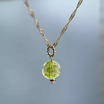 Bilde nummer 2 av Pan Jewelry, Smykke i 925 forgylt sølv med grønn glasskule