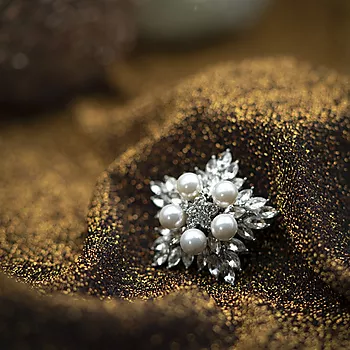 Bilde nummer 2 av Pan Jewelry, Brosje/julenål med snøfnugg og perler