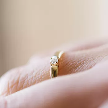 Bilde nummer 2 av Pan Jewelry, Angelica alliansering i 585 gult gull med diamanter 0,07 ct WSI