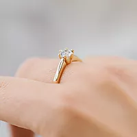 Bilde nummer 7 av Olivia, Ring i 585 gult gull med diamant 0,70 ct TWSI2