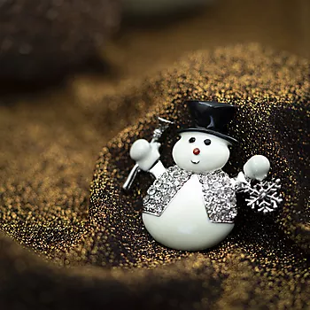 Bilde nummer 2 av Pan Jewelry, Brosje med snømann