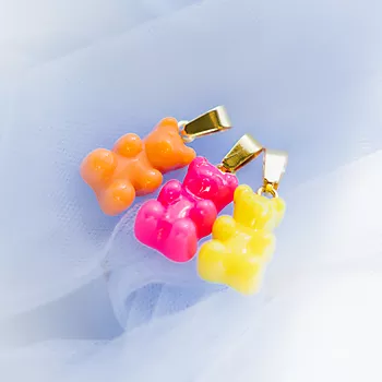 Bilde nummer 2 av Tutti Frutti bamse, Signalgul charms med gullfarget hempe