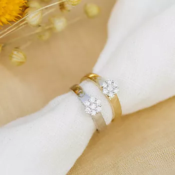Bilde nummer 3 av Blossom, Ring i 585 hvitt gull med rosett og diamanter 0,24 ct