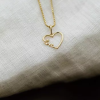 Bilde nummer 3 av Pan Jewelry, Anheng i 585 gult gull hjerte med teksten "Love"