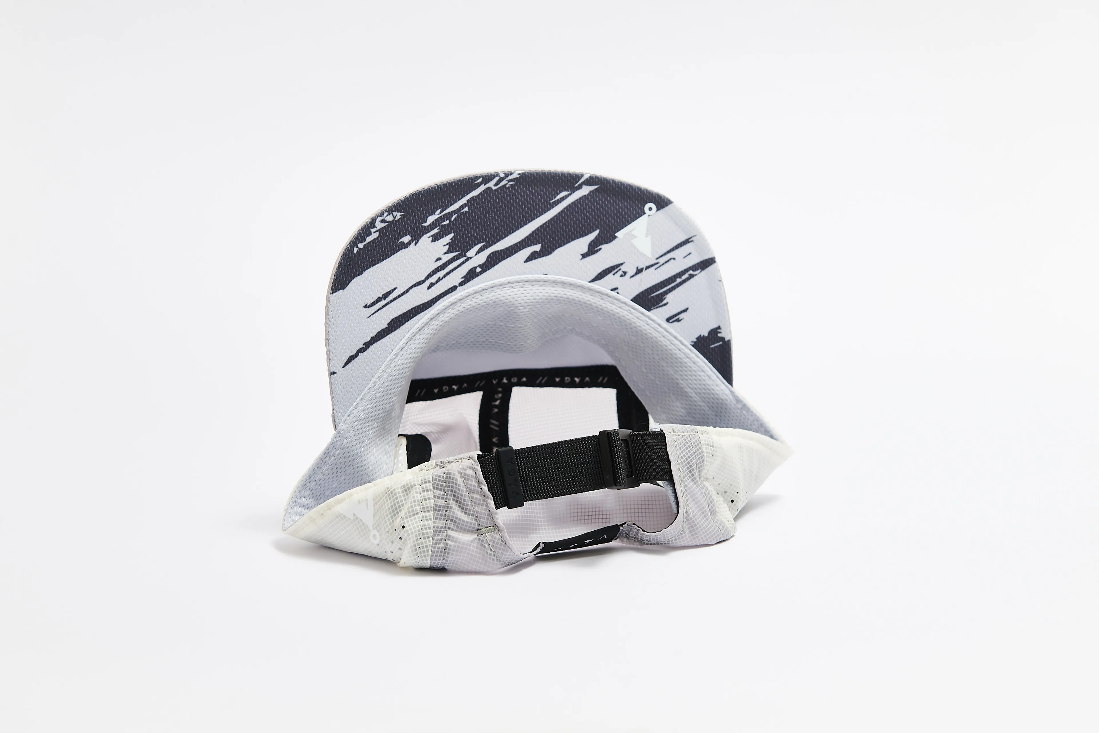 WIND RESISTANT FEATHER RACING CAP