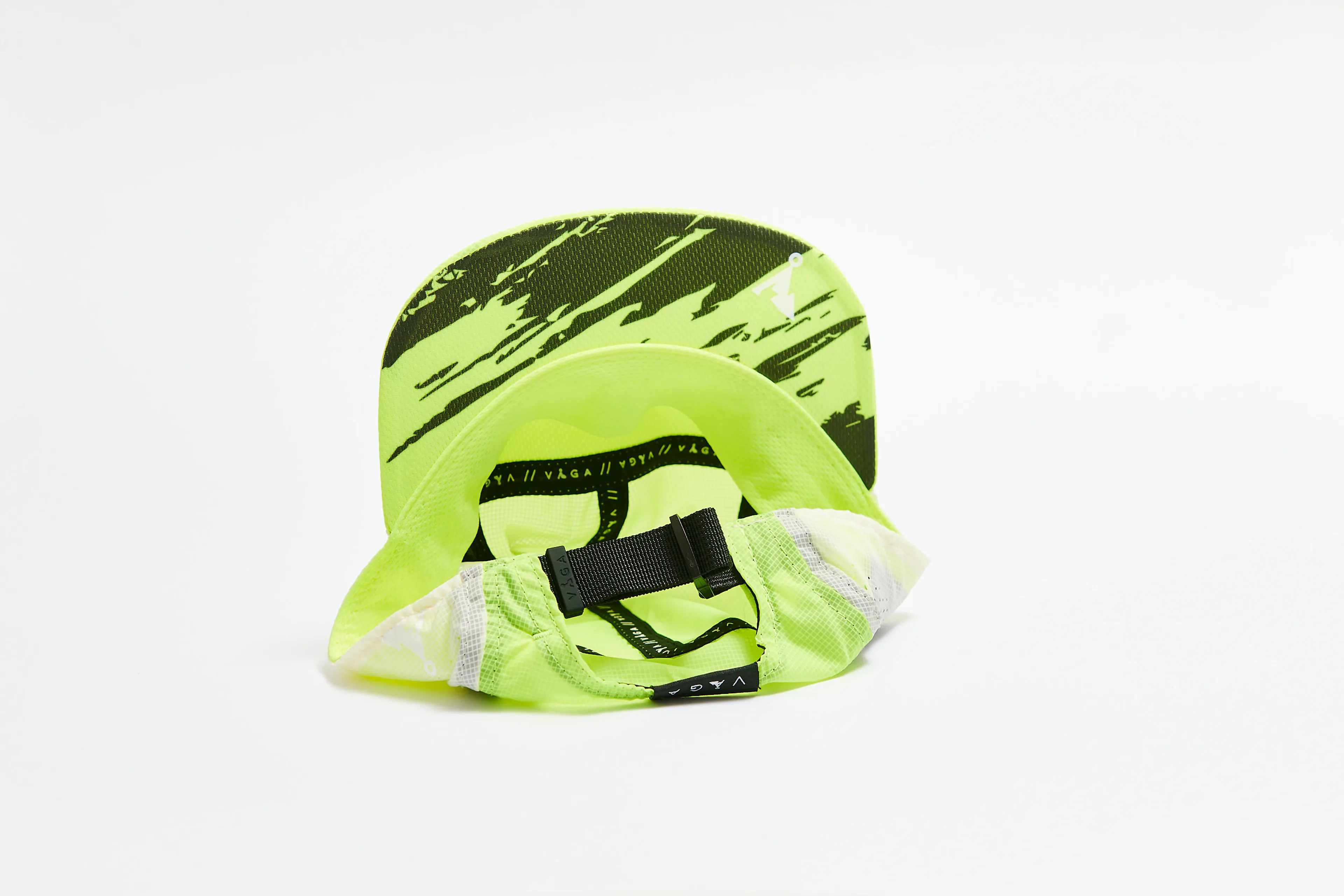 WIND RESISTANT FEATHER RACING CAP