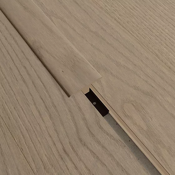 Overgangslist eik mattlakkert finér med brakket 2,42 meter varmgrå
