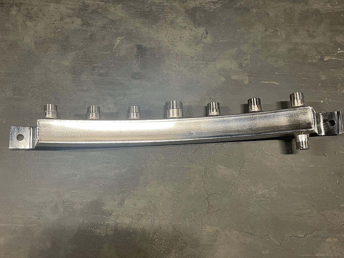 Stål manifold 1 1/2" x 6 x 1" x 1 1/2" utvending buet Esco 1432