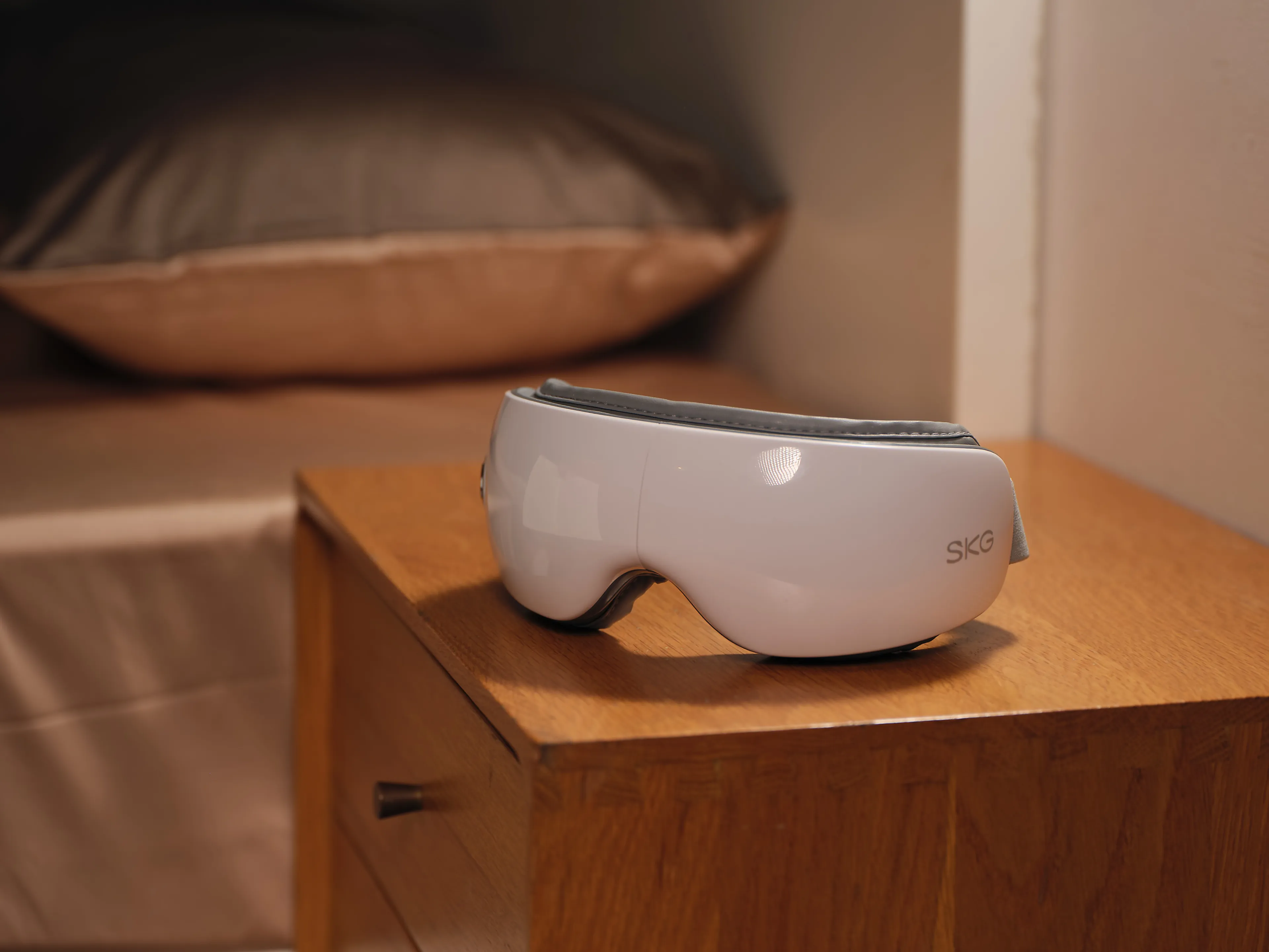 SKG masseur oculaire ES500 - blanc - Bluetooth - rechargeable - 3 modes